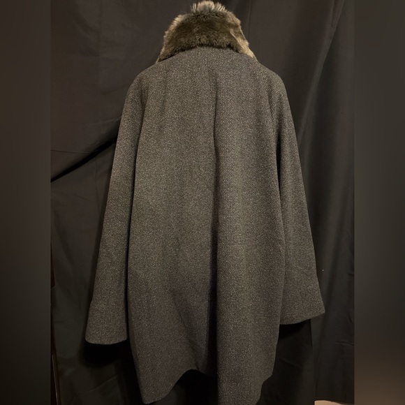 Jones New York Charcoal Cape with Faux Fur Collar - Picture 3 of 4